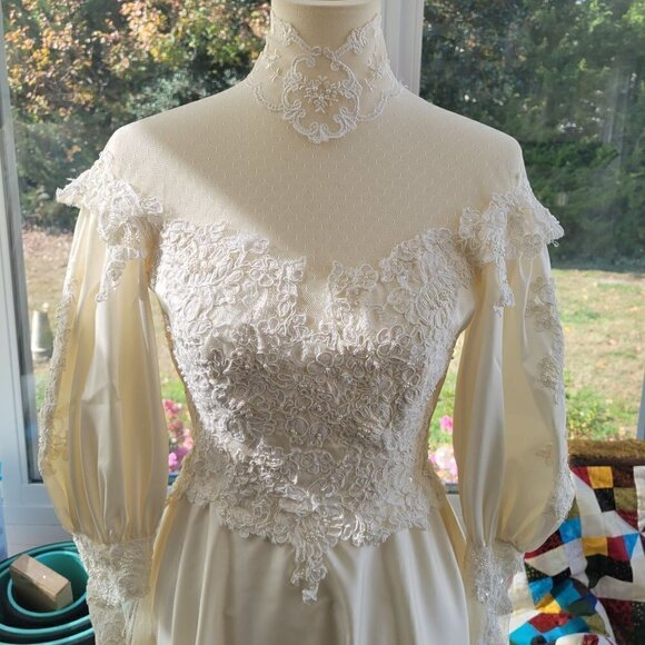 Fantastic Vintage Lace, Satin, Buttons, and puffy sleeves - Picture 6 of 16